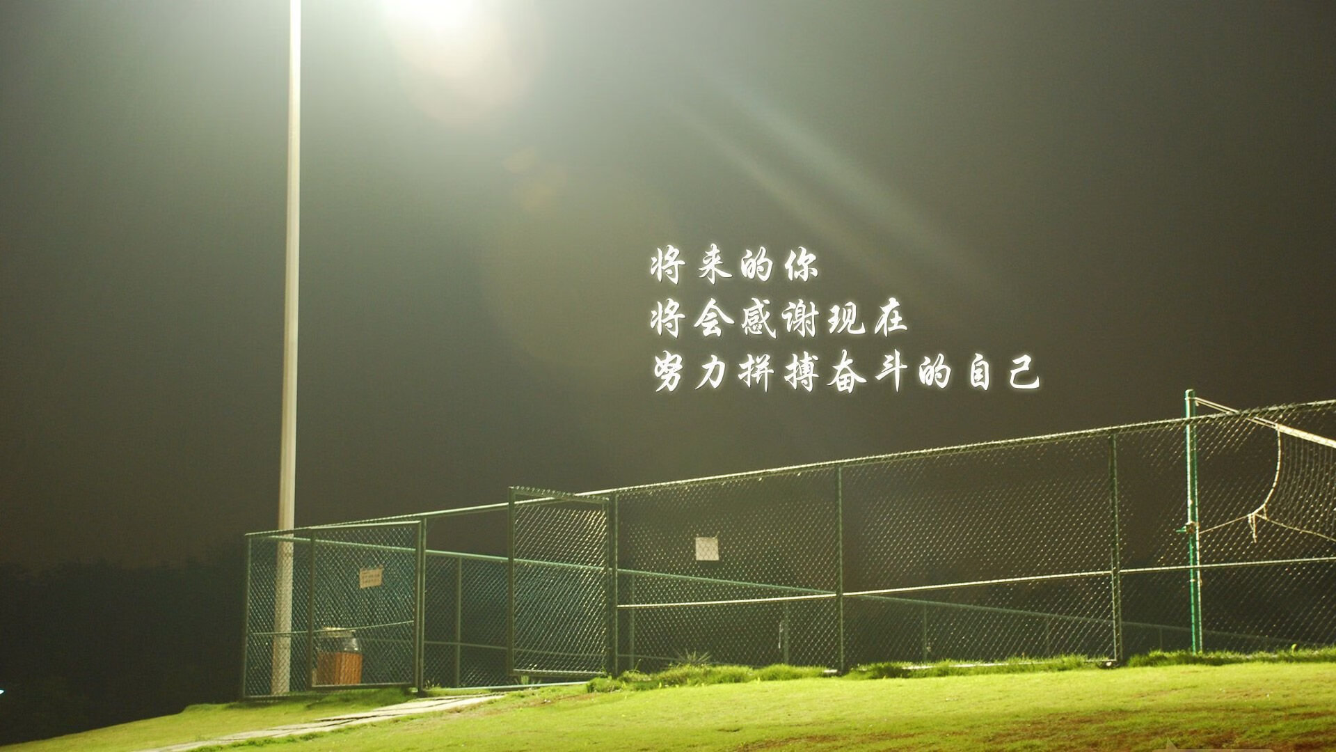 足球比赛现场增设特别席位，提供更好观赛体验，足球比赛观众席
