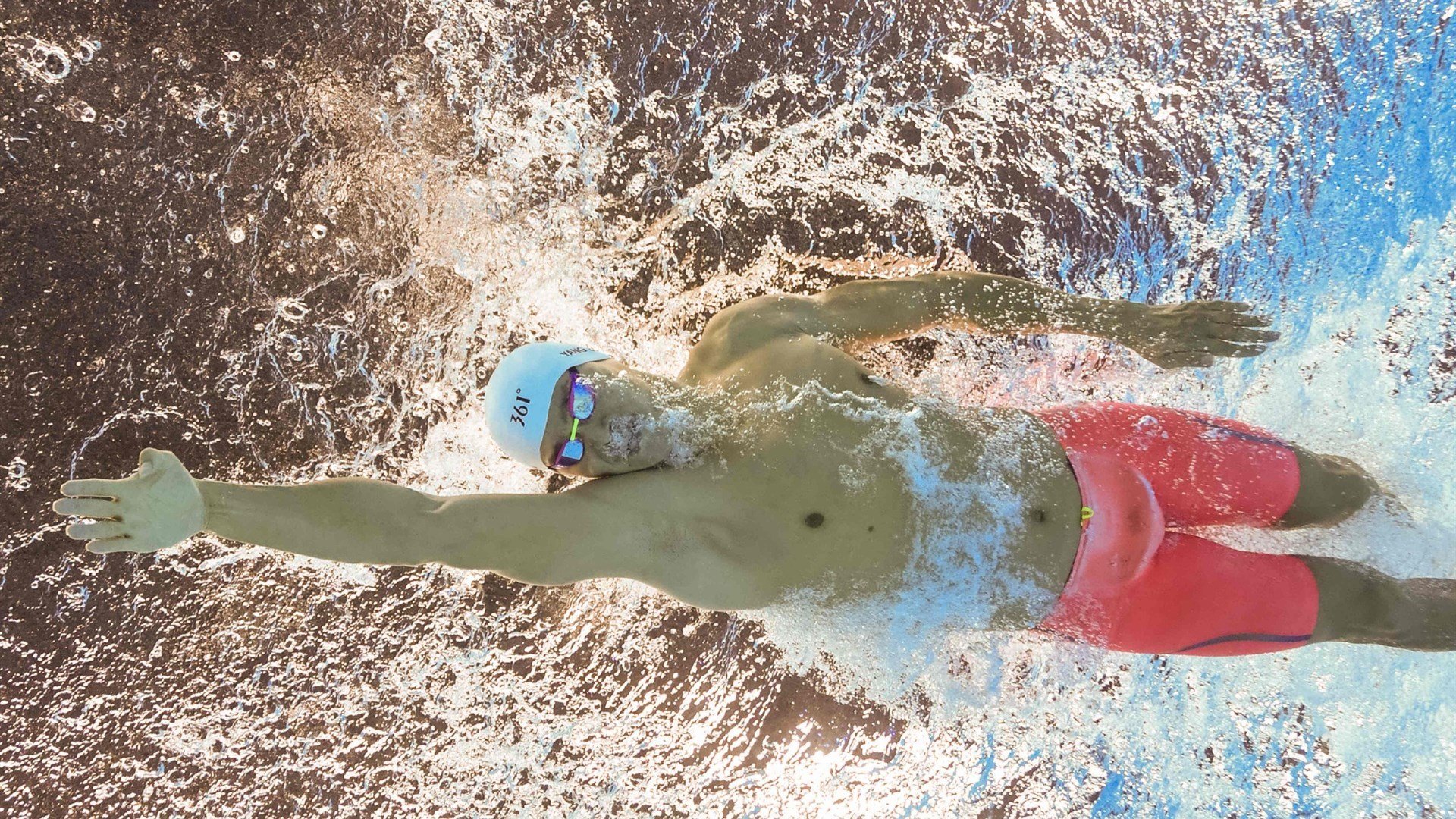 高原马拉松吸引国内外专业选手参赛，马拉松高原训练的利与弊和原则